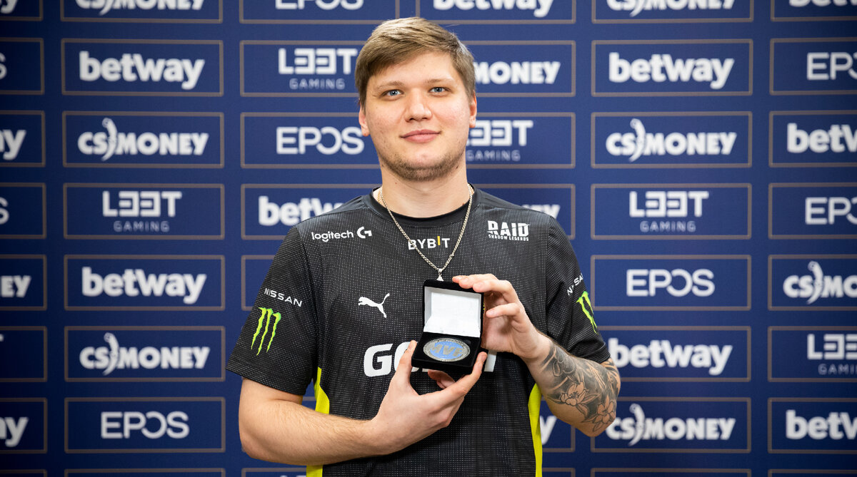 s1mple с медалью MVP за турнир