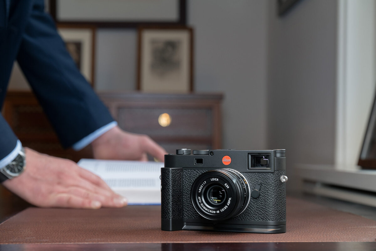 Leica перевыпустила культовую камеру Leica M11. На нее снимали Бред Питт и Королева Елизавета