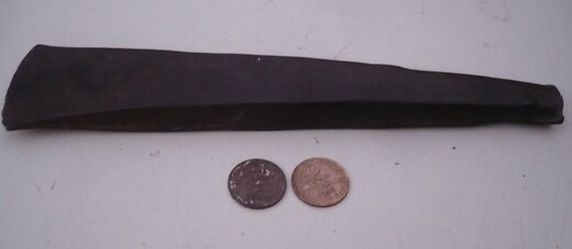 Теслó (англ. adze; фр. herminette; нем. Dechsel, Querbeil) — плотницкий инструмент, напоминающий топор, но, в отличие от него, имеющий лезвие, перпендикулярное топорищу (как у мотыги). Иногда тесло имеет выпуклое лезвие и желобчатую форму. Применяется для выдалбливания различных изделий из дерева (например, корыт, лодок и др.) и вырубки пазов. Некоторые народы предпочитают обычным топорам инструменты именно такой формы. Со времени бронзового века существуют и комбинированные орудия — тёсла-топоры (англ. adze-axe).