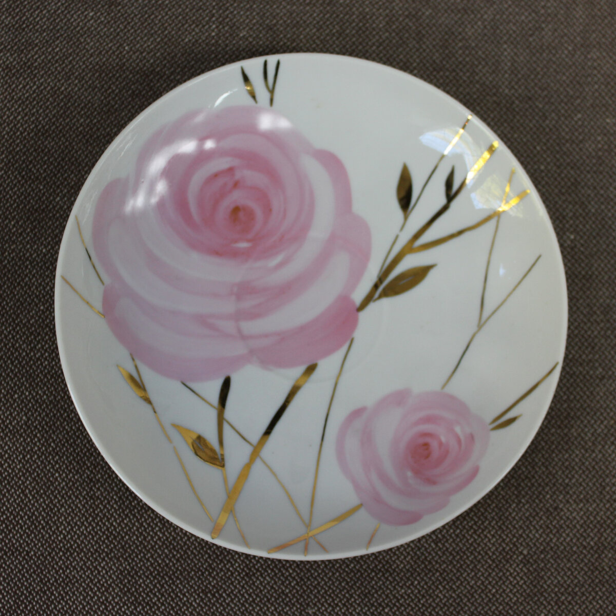 Владимир Яснецов (роспись). Отари Мухигули (форма «Белый лебедь», 1968). Блюдце из сервиза «Весенний». 1988. Дулёво. Диаметр 15 см. Орехово-Зуевский городской историко-краеведческий музей / Пр-195. Госкаталог: 13399007. Источник: goskatalog.ru