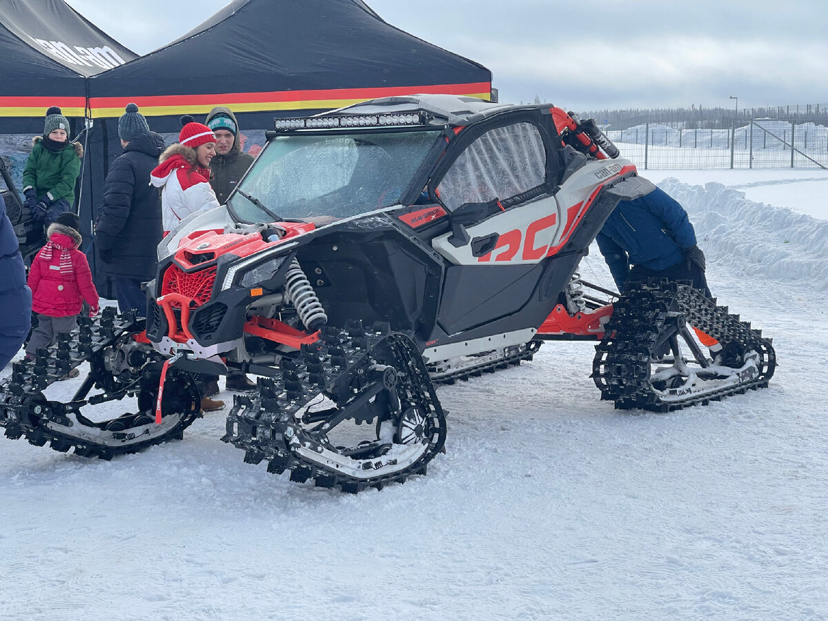 Гусеничная техника встречает зрителей на входе