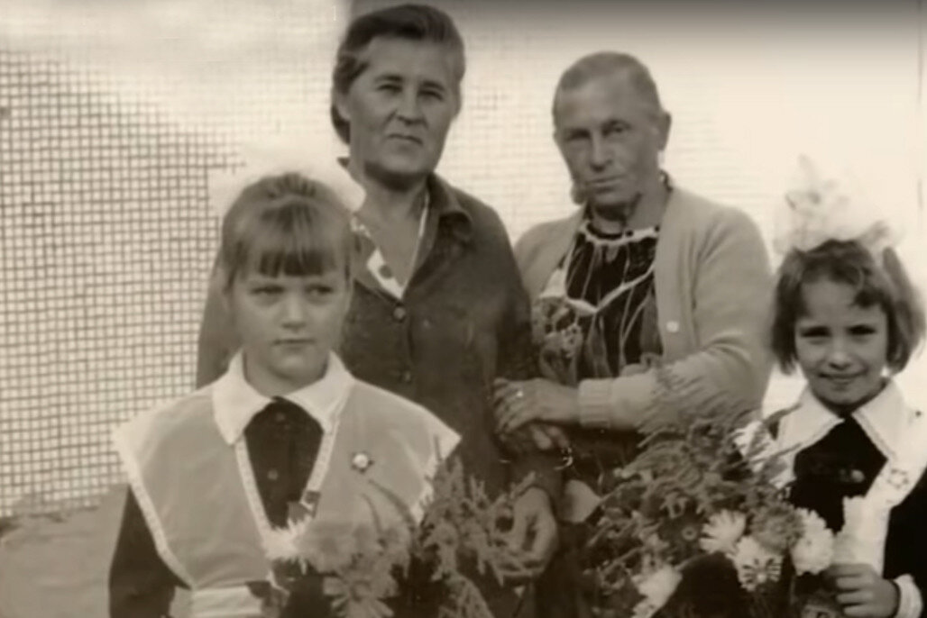 Анна Уколова в детстве (на первом плане).