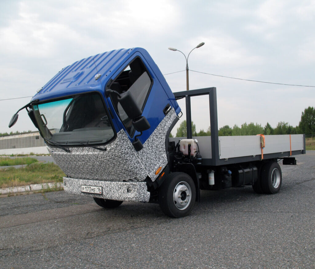 На полигоне автозавода показали оклеенный камуфляжем JAC N80, на основе которого создан «Компас 9»