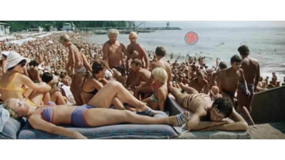 Трудовые будни отдыха на море. 1982 г. Яблоку негде упасть.