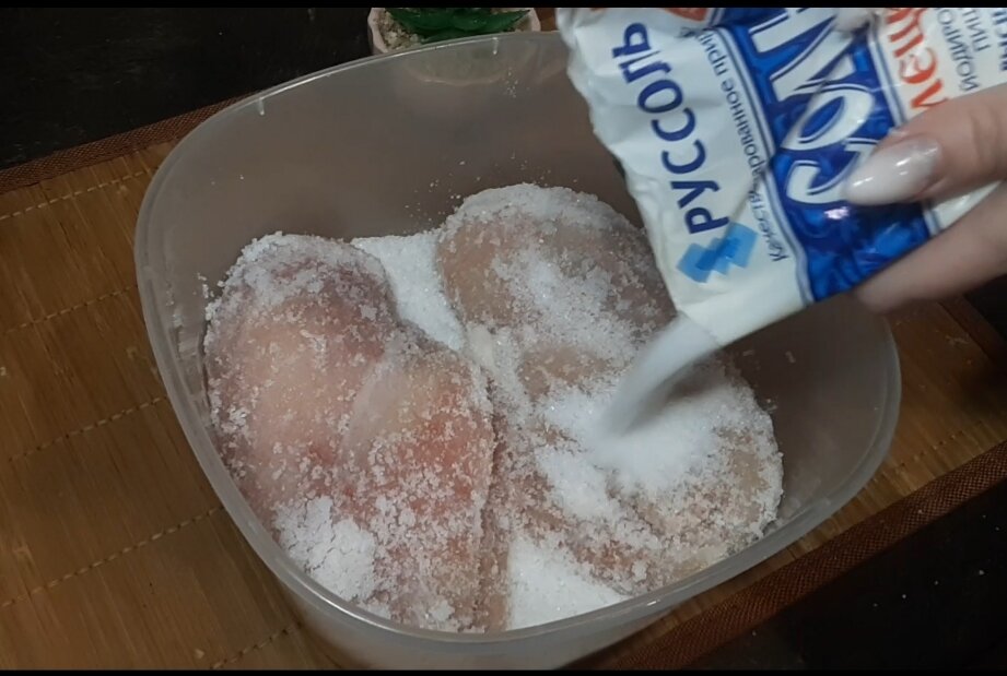 Засыпаем солью, затем переворачиваем куриное филе и сверху засыпаем хорошим слоем соли. Накрываем крышкой и ставим в холодильник на сутки.