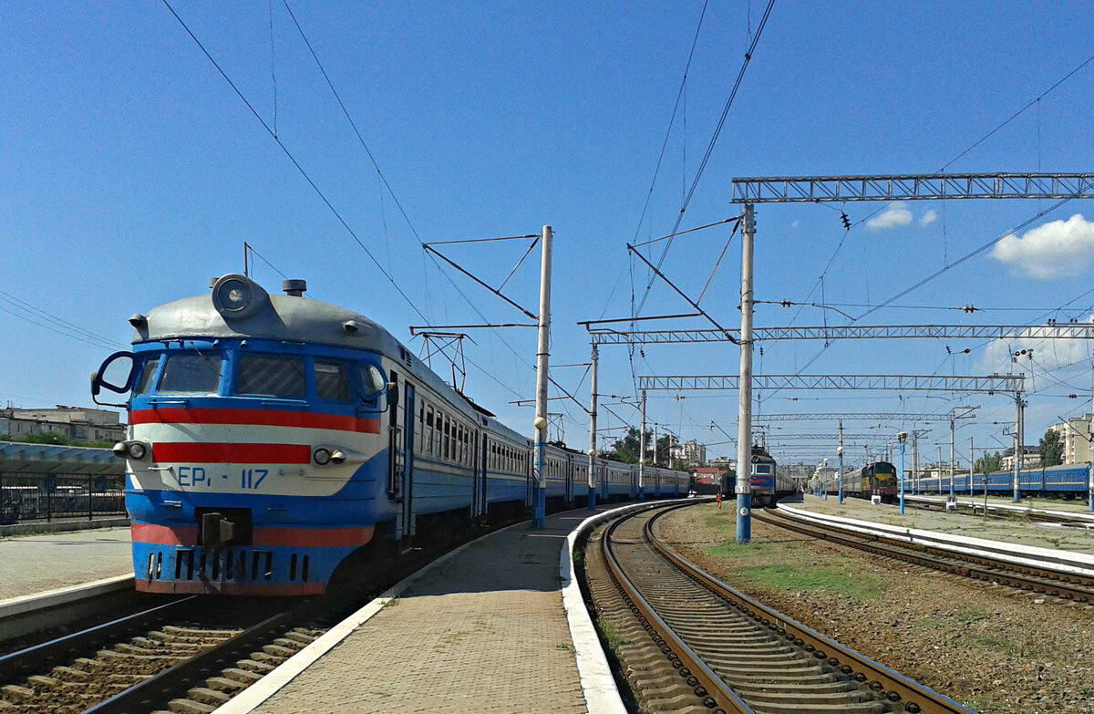 Небольшой обзор одной из самых необычных железнодорожных сетей СНГ и Европы. Укрзалiзница (Далее УЗ) - главное железнодорожное предприятие Украины, аналог российского РЖД.-2