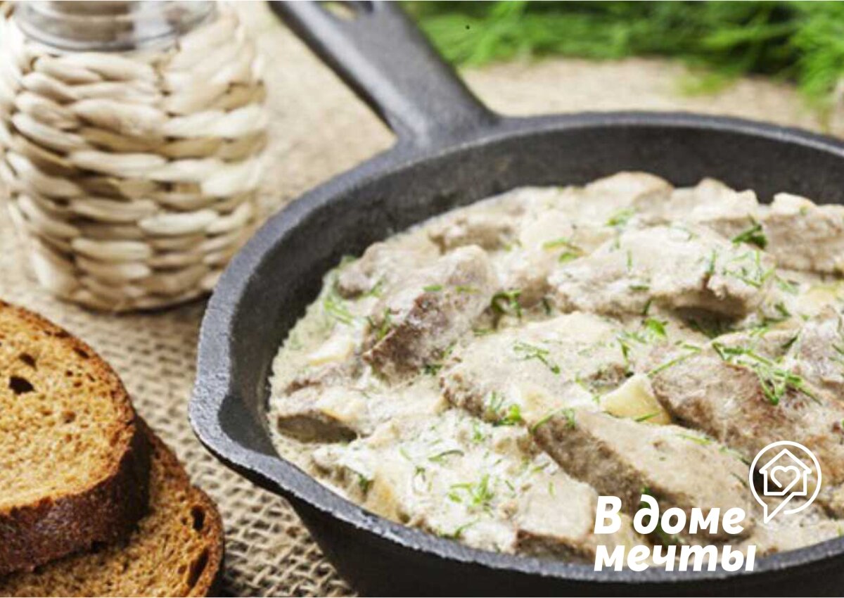 Рецепт приготовления куриной печени на сковороде. Печень тушеная в сметане. Печень в сметанном соусе. Печень куриная в сметанном соусе. Печень тушеная в сметане с луком на сковороде.