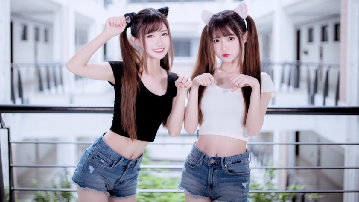 Говоря о Китае, я как парень, не нашел ничего умнее как запостить местных китайских красавиц. Да простит меня женское население.