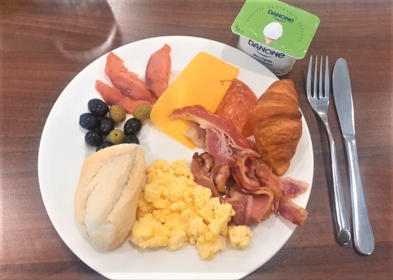 Приличный завтрак для меня - важная часть хороших впечатлений от отеля. А Booking периодически норовит схитрить, указывая, что завтрак должно приобрести за отдельную плату. 