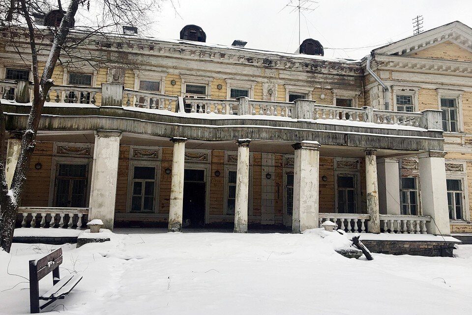 Вот как выглядит "дом невиданной красы". Но при этом в нем до сих пор функционирует санаторий