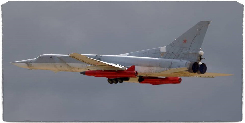 Источник: russianplanes.net/ Сергей Лысенко. ПКР Х-32 - это тяжёлые ракеты, которые сбить даже прямым попаданием ЗУР не всегда возможно. Тем не менее, раскрывается её потенциал не на многофункциональных истребителях, а на дальних бомбардировщиках.