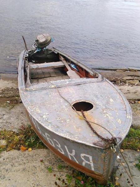 Уставшее суденышко с двадцатым Вихрем на транце