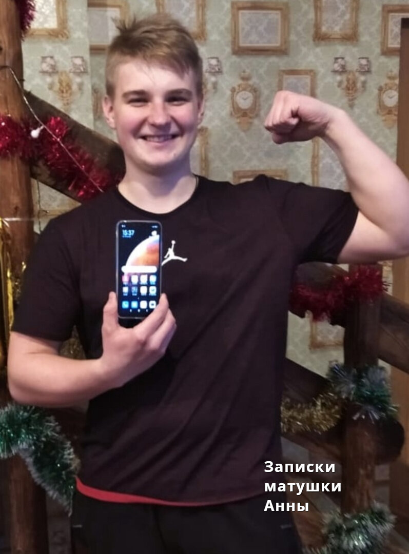 Показывает братьям ( что живут в Питере), свою покупку:)