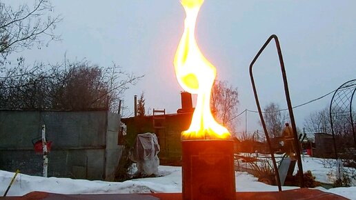 Нужно мне было давно это сделать. Теперь в палатке тепло. Сделал из банки печку.