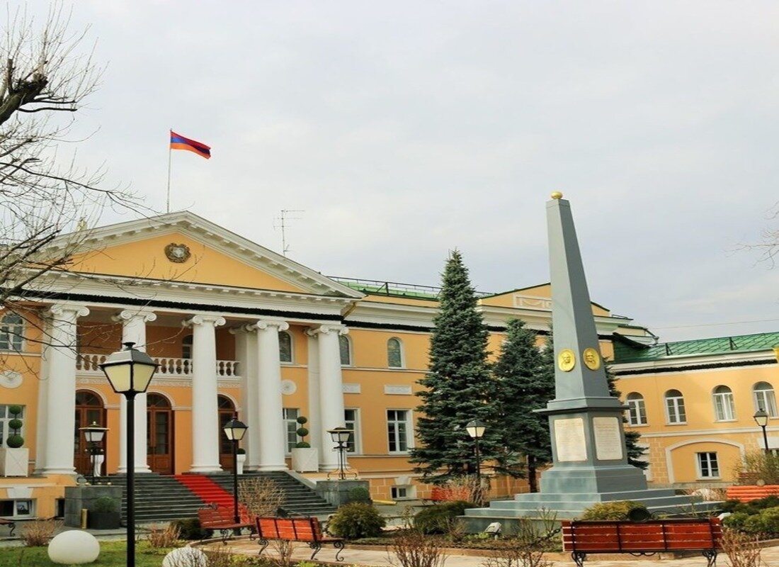 у посольства армении в москве