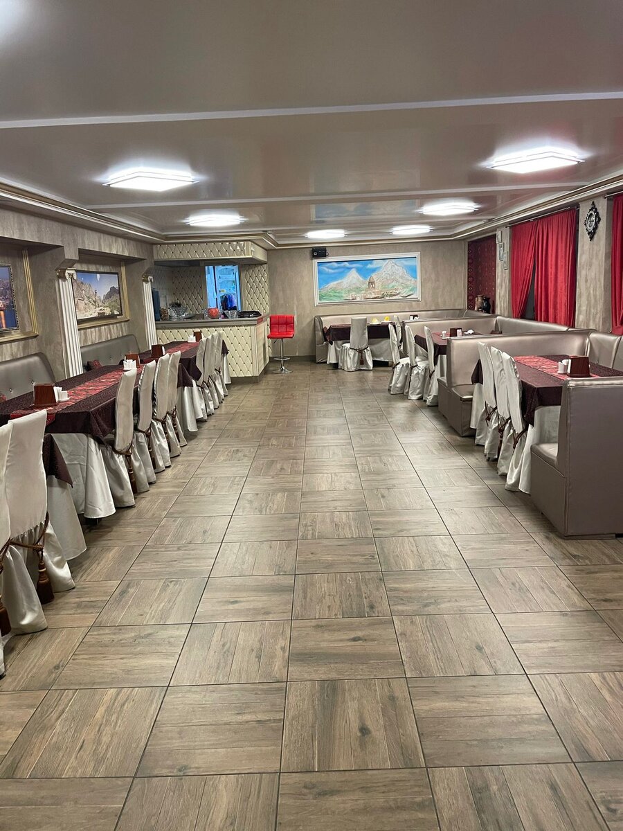 Даже без свадебных украшений зал выглядит элегантно.