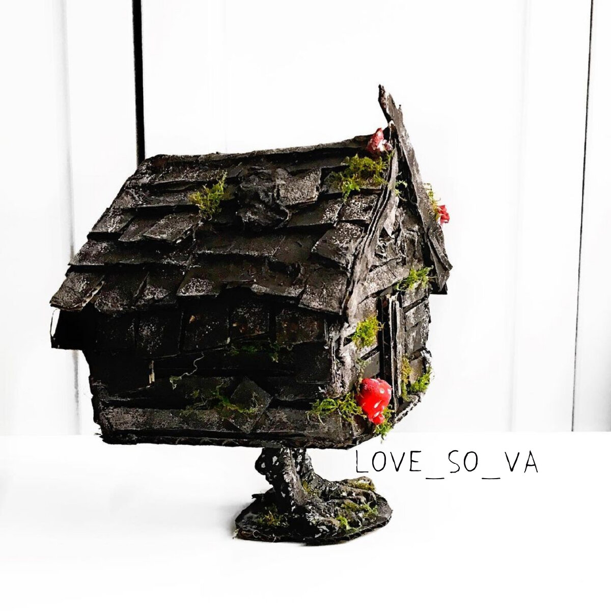 Для создания потребуется: картон, туалетная бумага, фольга, гуашь или акрил, клей ПВА, клеевые стержни для термопистолета, сухой мох...

