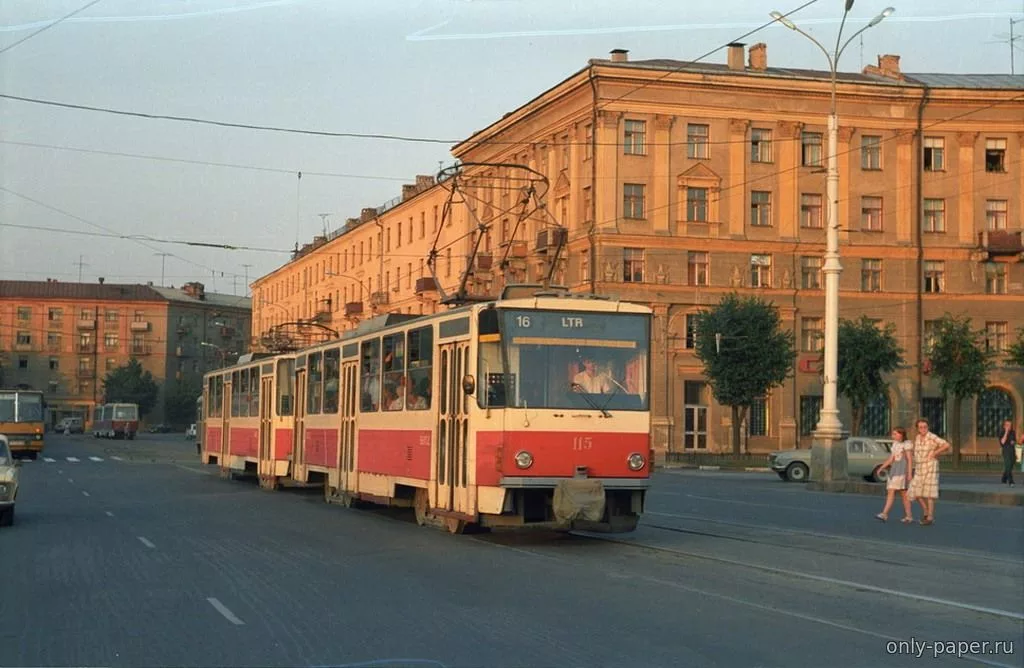 Трамвай Т-6В5 в заводской окраске в 90-е годы в Воронеже, ныне в городе ни Татр, ни вообще трамваев не осталось