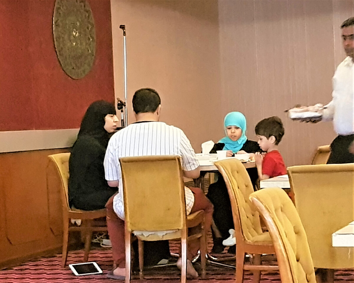 Отель "Ориент Палас" - "Восточный дворец", завтрак, Манама, Бахрейн, 7.05.2022