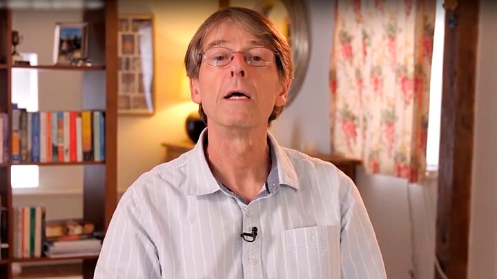 БРИТАНСКИЙ ФАРМАКОЛОГ МАЙКЛ ЙИДОН. ФОТО: СКРИНШОТ КАДРА ВИДЕО / YOUTUBE.COM 