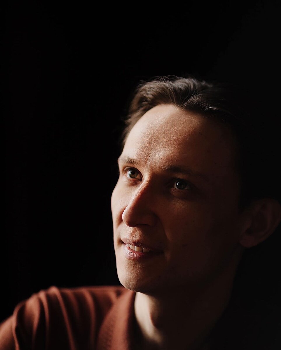 Друзья! Предлагаю договориться так:  если у кого-то иное мнение -это нормально и имеет место быть. У нас нет цели с кем-либо спорить или что-то доказывать. Наоборот, будем рады слышать Ваше мнение, Ваше отношение к сказанному.  
Итак, продолжим.

Сегодня нам говорят, что люди сейчас прогрессируют в мире. Новые изобретения, супер оборудования. Но не кажется ли вам, что все эти новшества, наооборот пагубно влияют на человечество?

Не задумывались ли вы, почему сейчас нет таких великих писателей, как Л.Н. Толстой, А.П Чехов и др. Таких ученых, как Эйнштейн, Менделеев, Тесла… Если посмотреть античные строения, то вообще не понятно, кто и какими технологиями их строил.

Продолжительность жизни была более длительной, болезней было гораздо меньше, чем сейчас. Почему так? Вы не задумывались? Если соединить нынешние технологии и прежние умы, то , наверное,  было бы чудо.  С сегодняшними технологиями наше общество можно было бы приподнять на более высокий уровень существования. Раньше у людей были большие возможности реализовывать свое творческое начало. В царское время люди развивали свой интеллект в первую очередь, конечно,  были и неучи и бездельники, они всегда были, есть и будут.

 Было много мудрецов, которые проповедовали священные писания, люди были более набожными. Существовали такие слова, как «слово купца» или «слово офицера». Люди, произносившие эти слова, могли отдать свои жизни, если не могли выполнить обещания. Семейные ценности были на очень высоком уровне. Отношения в семье были возвышенными, в таких семьях росли гении, художники, великие врачи, композиторы. Как считаете, в таком обществе, как раньше, легче было бы реализоваться человеку?  К сожалению, сегодня ценности человека поменялись, каждый тянет одеяло в свою сторону и хочет жить лучше, чем другие.

Из-за денег или других материальных ценностей люди легко обманывают другие семьи, чтобы своя семья лучше жила. Сегодня дети родителей отправляют в дома престарелых, а родители своих детей выбрасывают или отдают в детские дома. Мы ни в коем случае не обвиняем и не предъявляем претензий либо возмущений никому.

___

 В этом мире абсолютно ничего не происходит без воли Бога. Мир, в котором мы сейчас живём - это наши прежние заслуги. Те семьи, те места и те страны , где мы сейчас находимся- это результат наших прожитых прошлых жизней.

Если вы думаете, что мы рождаемся по каким-то случайным причинам тут- это великое заблуждение. Вы задумывались , почему сегодня уровень врожденных патологий зашкаливает?! Почему кто-то рождается в богатой семье, а кто-то в бедной!? Почему кто-то рождается в семье алкоголиков, а кто-то у святых!? Можно перечислять бесконечно.

От нашего рождения до нашей смерти наши тела меняются ,как минимум,  4 раза. От ребенка- к подростку, от подростка -к взрослому, от взрослого -к пожилому, т.е. можно сказать, что за одно воплощение 4 разных тела.

Так почему мы не можем представить, что после того, как наше старое тело умирает, мы заново начинаем свою экспансию в новом теле!? Причем, мы не помним, когда меняем тело младенца на взрослого.
Это происходит само собой, природой так задумано. Очень сложно вспомнить, что мы делали в 1-2 года, вы согласны? Но все же, есть люди, которые помнят отрывками периоды своей жизни , точно также и мы можем иногда помнить наши прошлые жизни. Сегодня много информации в интернете о том, как дети 4-7 лет рассказывают о своих прошлых жизнях. Есть сеансы регрессии -можно почитать в интернете об этом более подробно.

___

Нам нужно понять одну главную вещь: мы не есть это материальное тело, а божественный Дух в этом теле. Это можно сравнить с тем, как менять одежду.
 Мы  же выбрасываем одежду, которая постарела и одеваем новую. Ведь правда? Также и наша Душа меняет старое тело на новое. Каждый раз воплощаемся в этот мир, чтобы получить свои уроки, пока не осознаем самого главного: мы есть Вечные Души. Как в университете, не сдал экзамен-обратно на пересдачу. Так и мы воплощаемся снова и снова. 

 Мы в этом мире не можем контролировать абсолютно ничего и никого. Не можем руководить ни одним процессом в нашем теле, не можем контролировать работу сердца, печени, кишечника ,  от слова совсем! 
Если кто-то считает, что может, то задайте себе вопрос: можете ли вы заставить ваш толстый кишечник не опорожняться хотя бы неделю!? Ведь, когда припрет, не сможете приказать организму как ему быть в данной ситуации. Мы даже не можем контролировать свои собственные мысли. Кто сомневается , попробуйте хоть 5 минут не о чем не думать. Получается? Да, несомненно, есть  люди,  которые могут, но для этого они приложили серьезные усилия и проделали труды над своим развитием.

___

 И в природе так же: кто-то контролирует все процессы фотосинтеза. Мы можем посадить дерево и ухаживать за ним, но не мы взращиваем его, не мы заставляем его плодоносить. 

 Когда мы начинаем осознавать, что мы всего лишь часть огромного механизма и помимо нас есть Высший Разум, который все это контролирует, что, возможно,  в чьих-то глазах мы являемся муравьями, такими же, на которых мы смотрим нашими глазами, тогда приходит один лишь простой вопрос:
 Кто мы? и для чего мы здесь???
Почему мы решили, что можем делать с этим миром все, что хотим???!!!

Убивать животных ради удовольствия, уничтожать леса?! В общем,  одним словом,  потреблять эту природу в своих интересах. Может стоит задуматься над тем, чтобы начать Сосуществовать с этим миром?! Относиться ко всем живым существам, как к самим себе?

Хотя,  некоторые люди сегодня и к своему-то телу относятся безразлично. Не портить природу, не загрязнять ее. Бережно и с заботой относиться к живым существам. Возможно, после этого мы и начнем в полной мере реализовываться в этом мире.

Это был философский взгляд на то, как найти свое место в этом мире. В следующий раз пообщаемся более детально по поводу того, как жить гармонично в этом мире.

Будем рады вашей обратной связи в комментариях. Если есть вопросы, пишите, вместе обсудим.
Благодарим за внимание, желаем всем продуктивного дня! 🌞🙌









