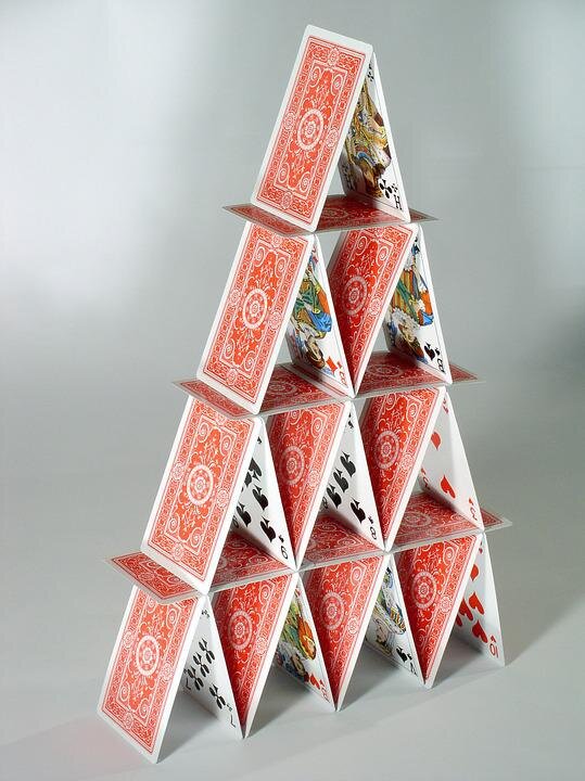 Картинка с https://pixabay.com/photos/house-of-cards-fragile-patience-763246/