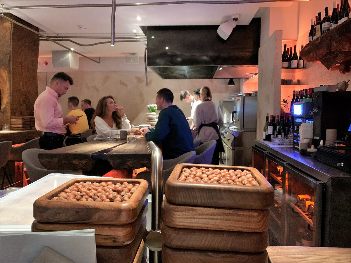 Столы прямо внутри кухни