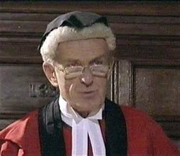 Английский судья в чёрной шапочке зачитывает смертный приговор. Фото из открытых источников.