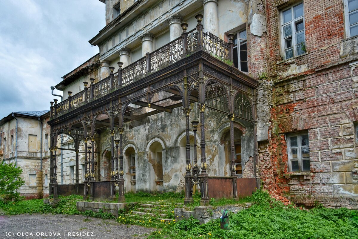 Парадный подъезд в настоящее время 