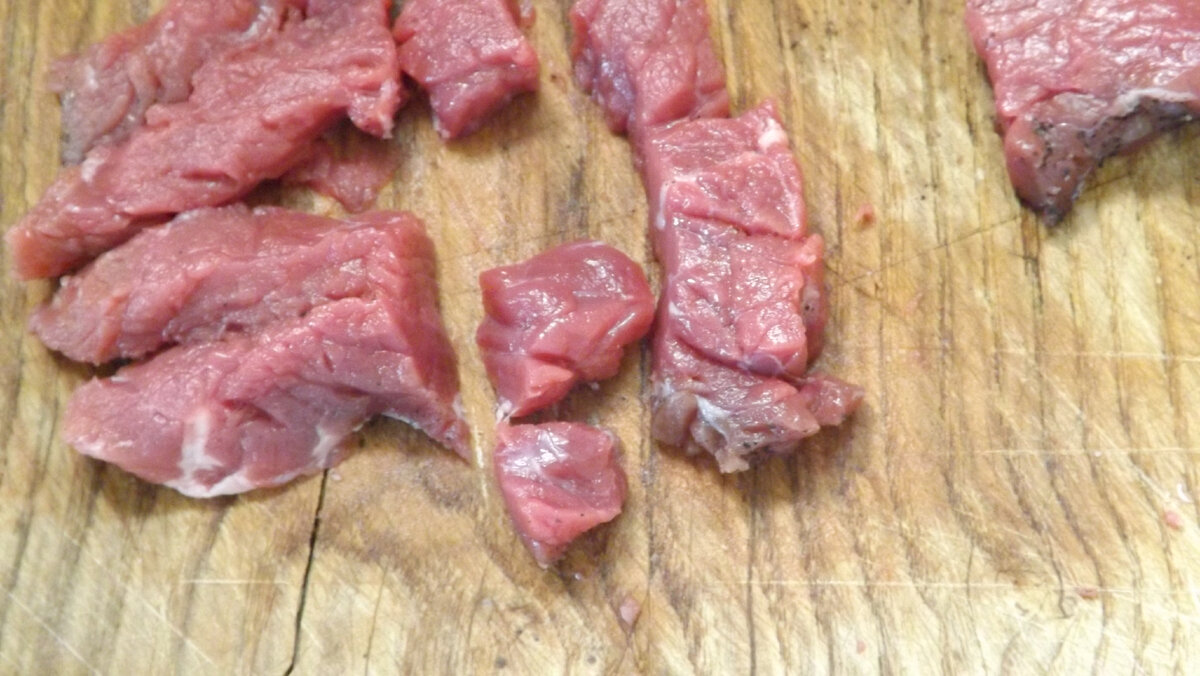 Все ингредиенты нарезаем мелкими кубиками со стороной 0,5 см.