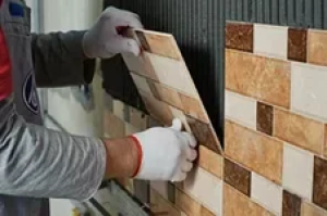 Укладка плитки на стену.