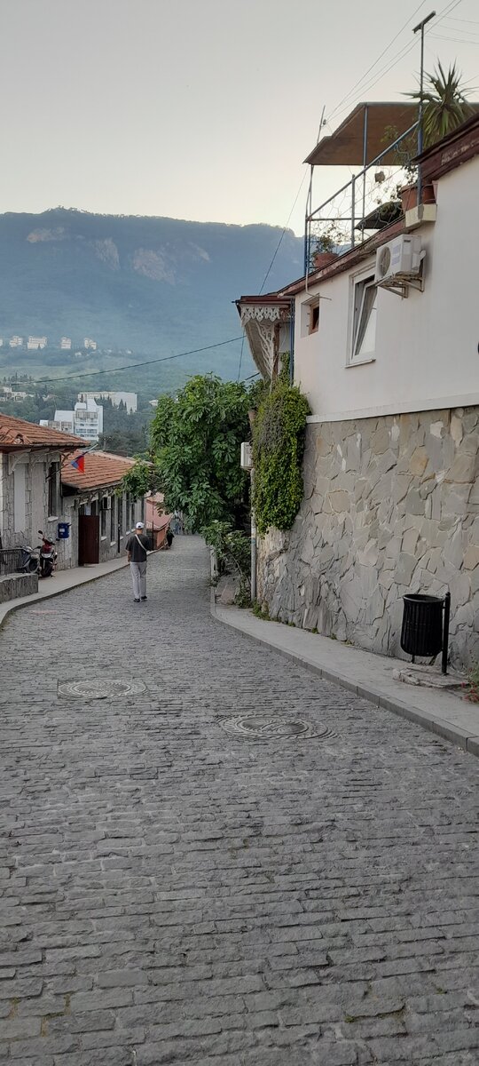 Очень похоже на испанскую Гранаду. Улица Ленинградская