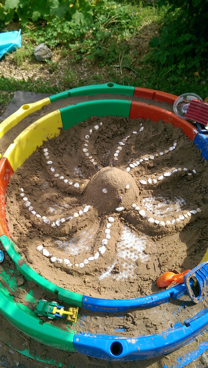 В песочнице играем мы, взрослые! А ребенок через наши эмоции накапливает свой чувственный опыт. Осьминога слепил конечно же не сам малыш!