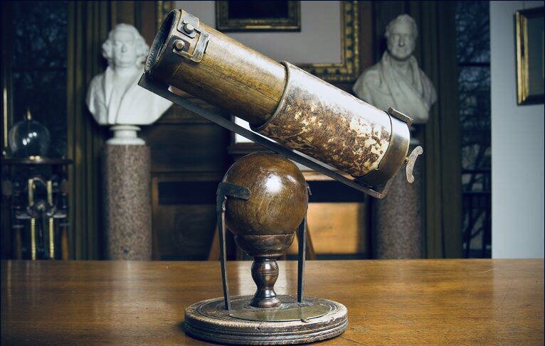 Первый в мире телескоп-рефлектор