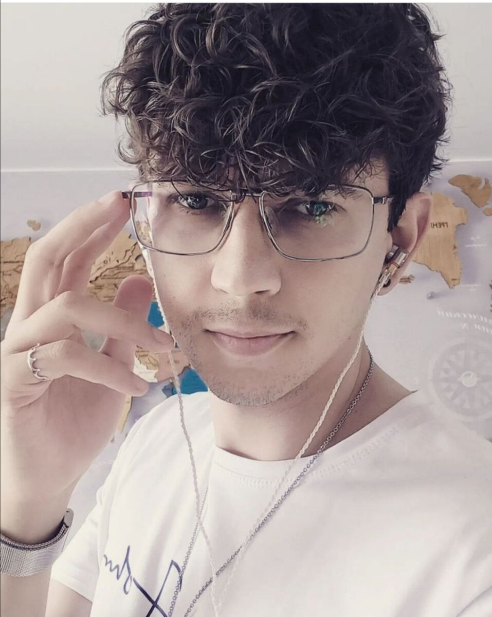 Такой артистичный, с креативной челкой, глубоким взглядом, кто это?