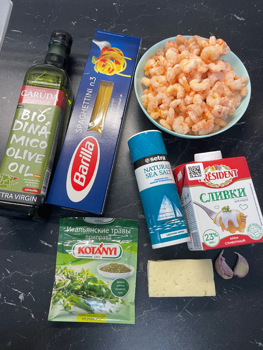 В сковородку налить оливковое масло. Чеснок почисть, вымыть, нарезать небольшими кусочками и переложить в сковородку. Обжарить до золотистого цвета.