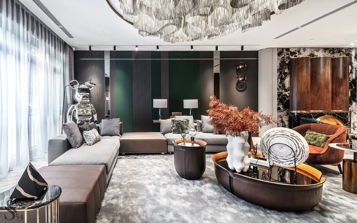 Парадная гостиная. Концепция дизайна основана на главных культурных символах Китая. Мягкая группа представлена Minotti и Longhi, журнальные столики –Blossoms, Store 54. Инсталляция Be@rbrick выполнена на заказ