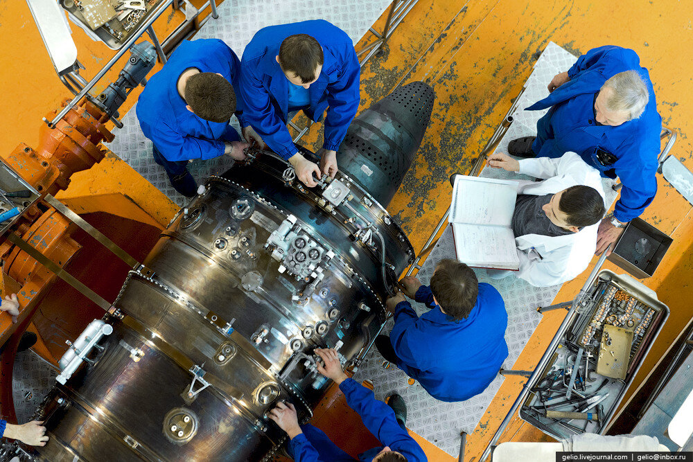 Работа кипит. Авиационное предприятие. (фото из интернета)