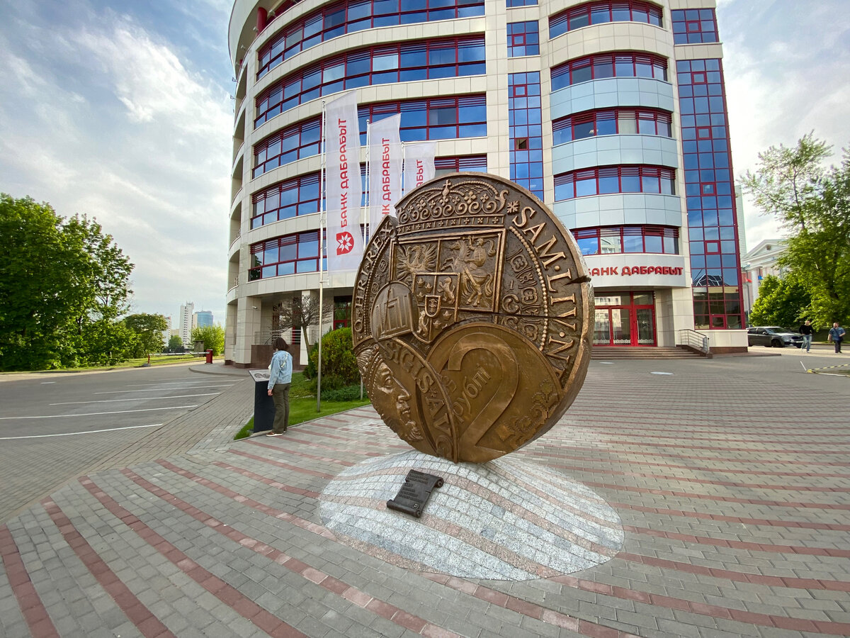 Некоторые банки могут взять ваш испорченный доллар, если удастся отправить его потом на замену в США. Но сейчас это сами понимаете как "легко" сделать...