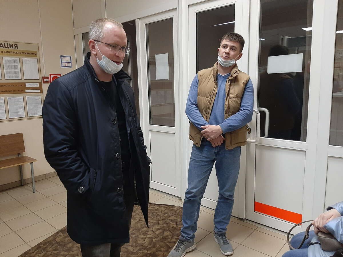 Андрей Тарасов и Илья Яркин вместе с жителями ул. Боровой в здании суда
