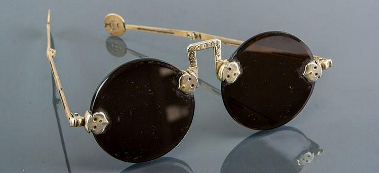 Очки китайского судьи.