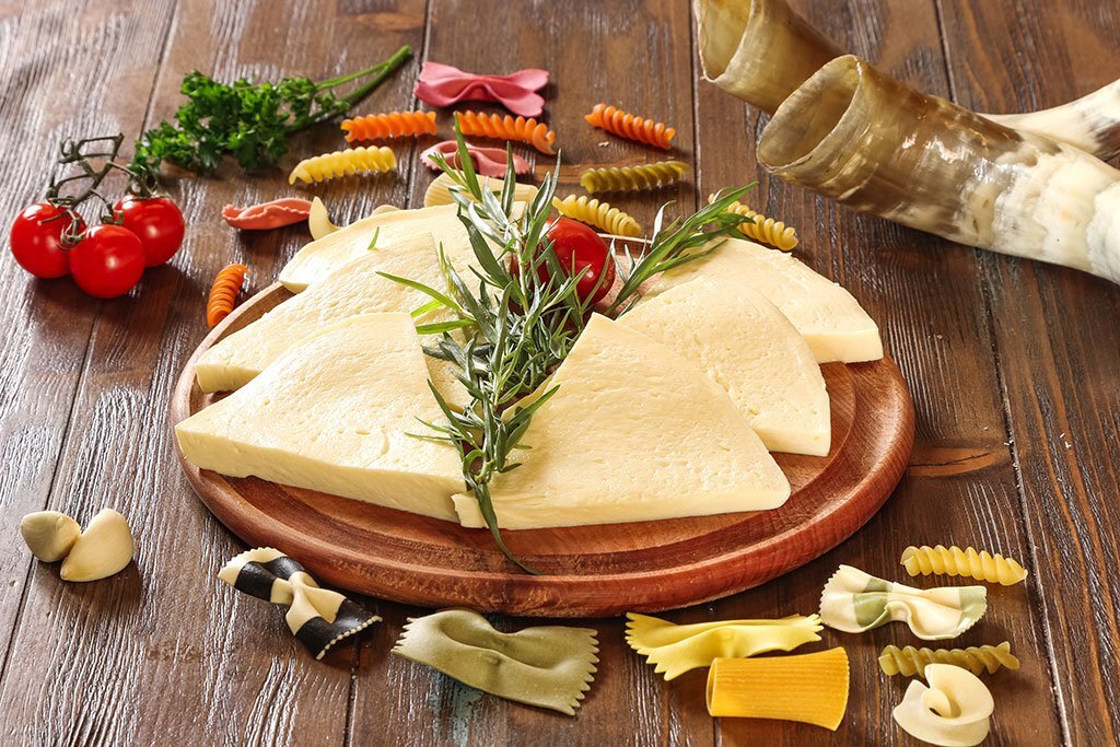 Сулугуни можно запекать. Грузинская надуги. Хачапури с сулугуни. Кеци. Хачапури на мангале "мимино".