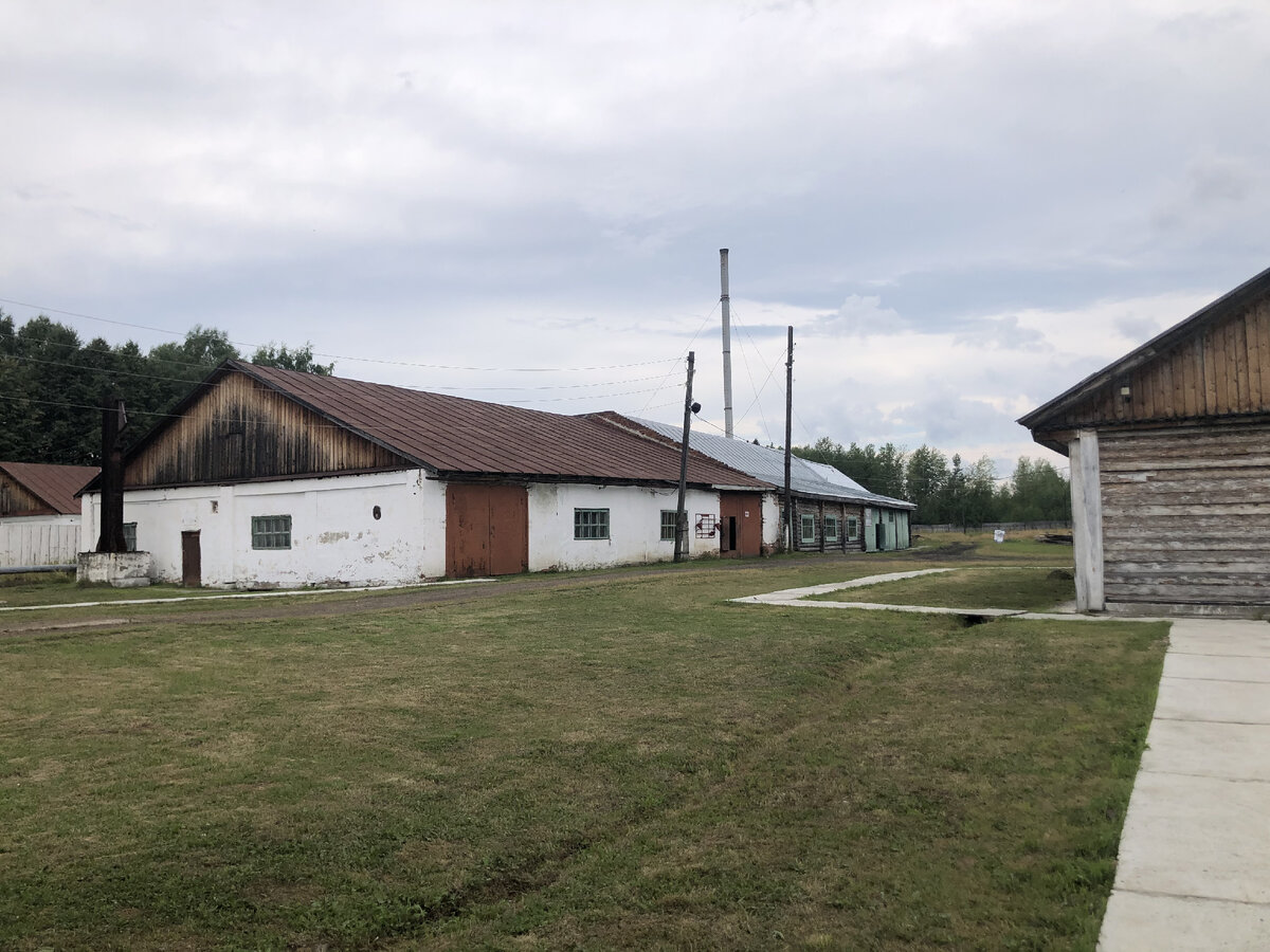 Заключенные жили в бараках.