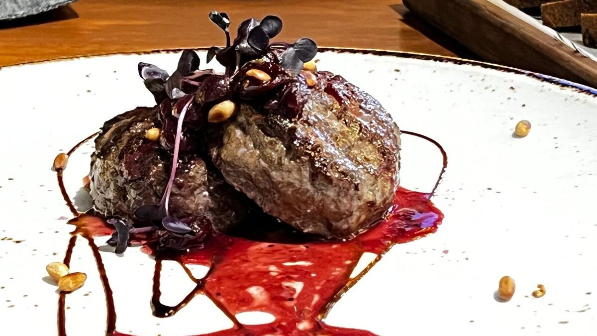 Те самые котлетки из оленины, цена этого блюда 700 р. На вкус также, как и на внешний вид:) 