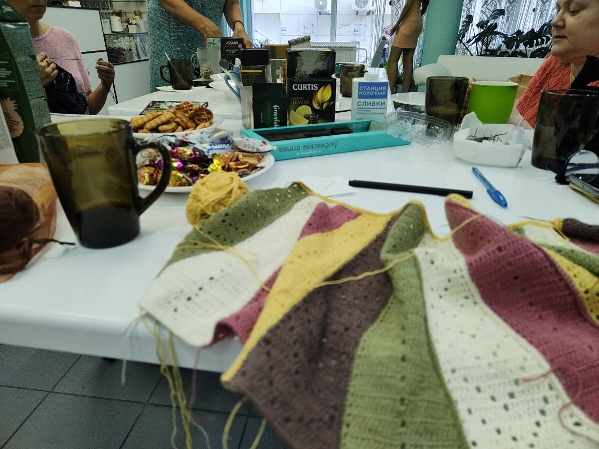 На встрече вязали под разговоры