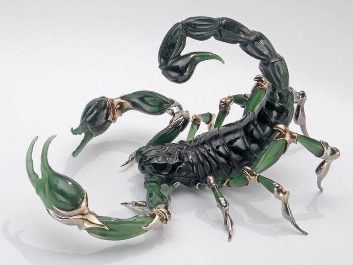 Скорпион. Серпентинит, хрусталь, белое золото.Н. Бакут, А. Байдракова, О. Селиванчук.