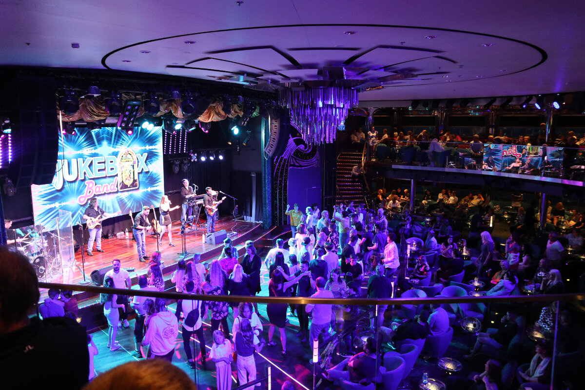 Гигантский дискобар на воде! Как выглядит изнутри десятипалубный паром из Стокгольма в Таллин