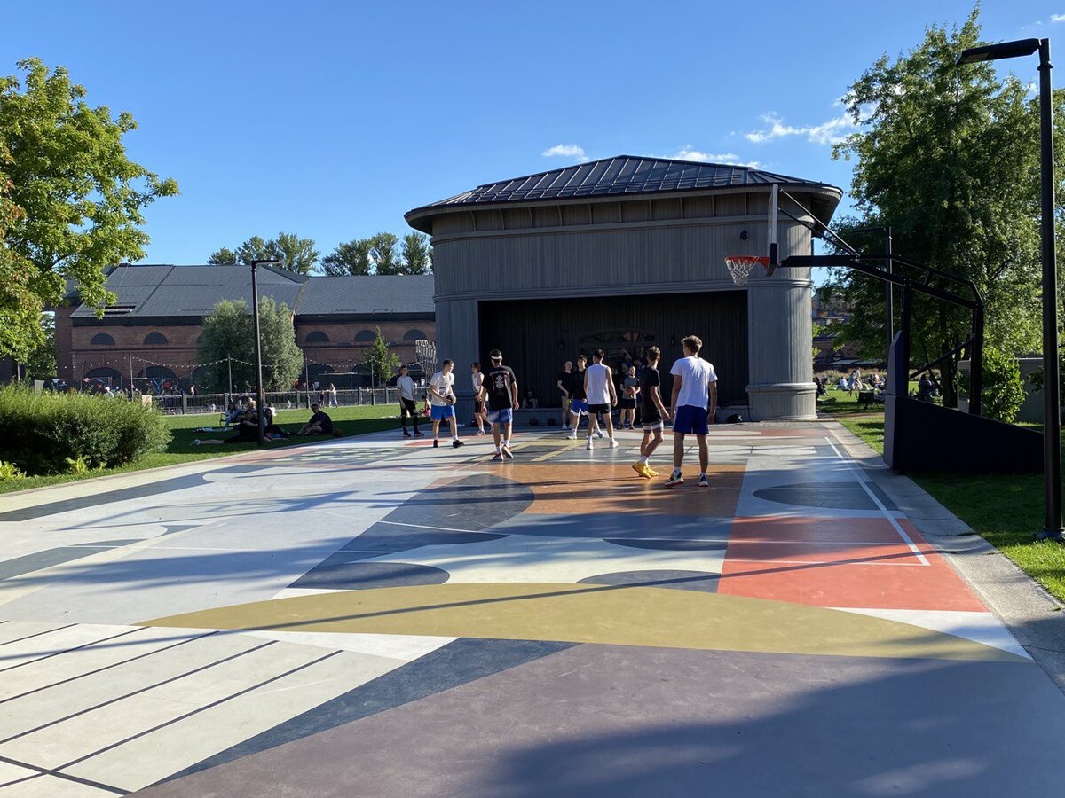 Остров Новая Голландия. Современная площадка для занятия спортом. 