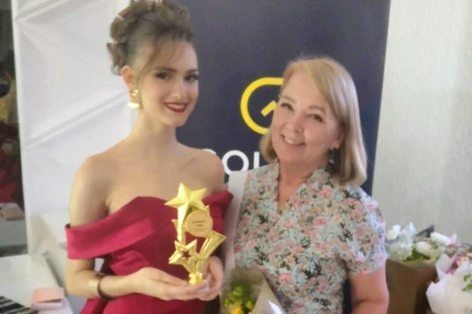     Лариса Соломина и ее прическа, с которой она выиграла конкурс "Лучший стилист Краснодара 2022". Фото: архив Ларисы Соломиной