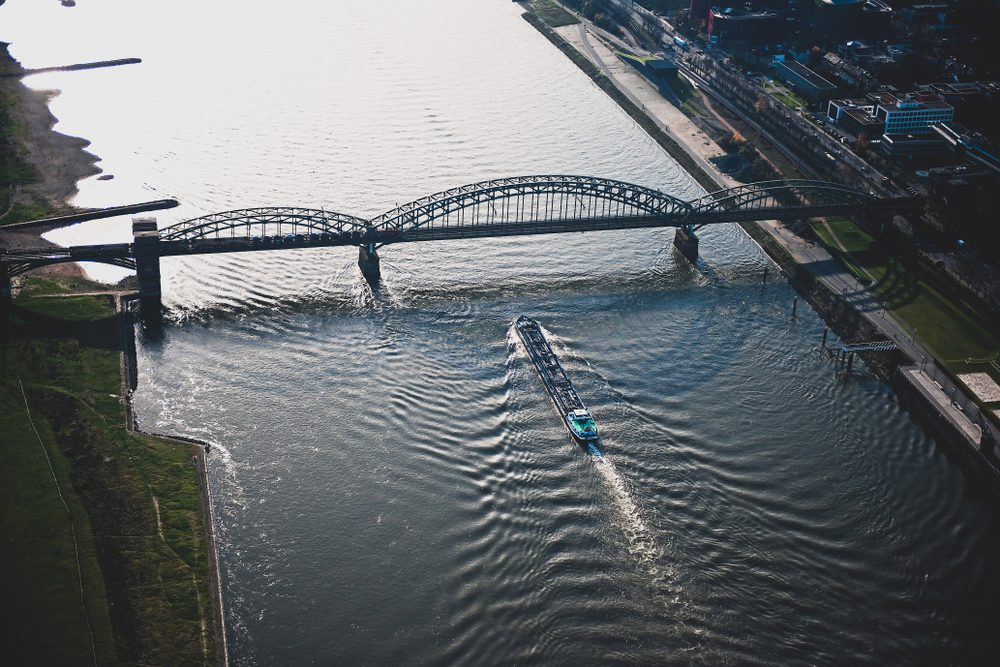 Водная артерия пиренеев 4 буквы. Судоходство по Рейну. Река Дунай судоходство. Кёльн река Рейн мост на тросах. 6 Уровень реки.